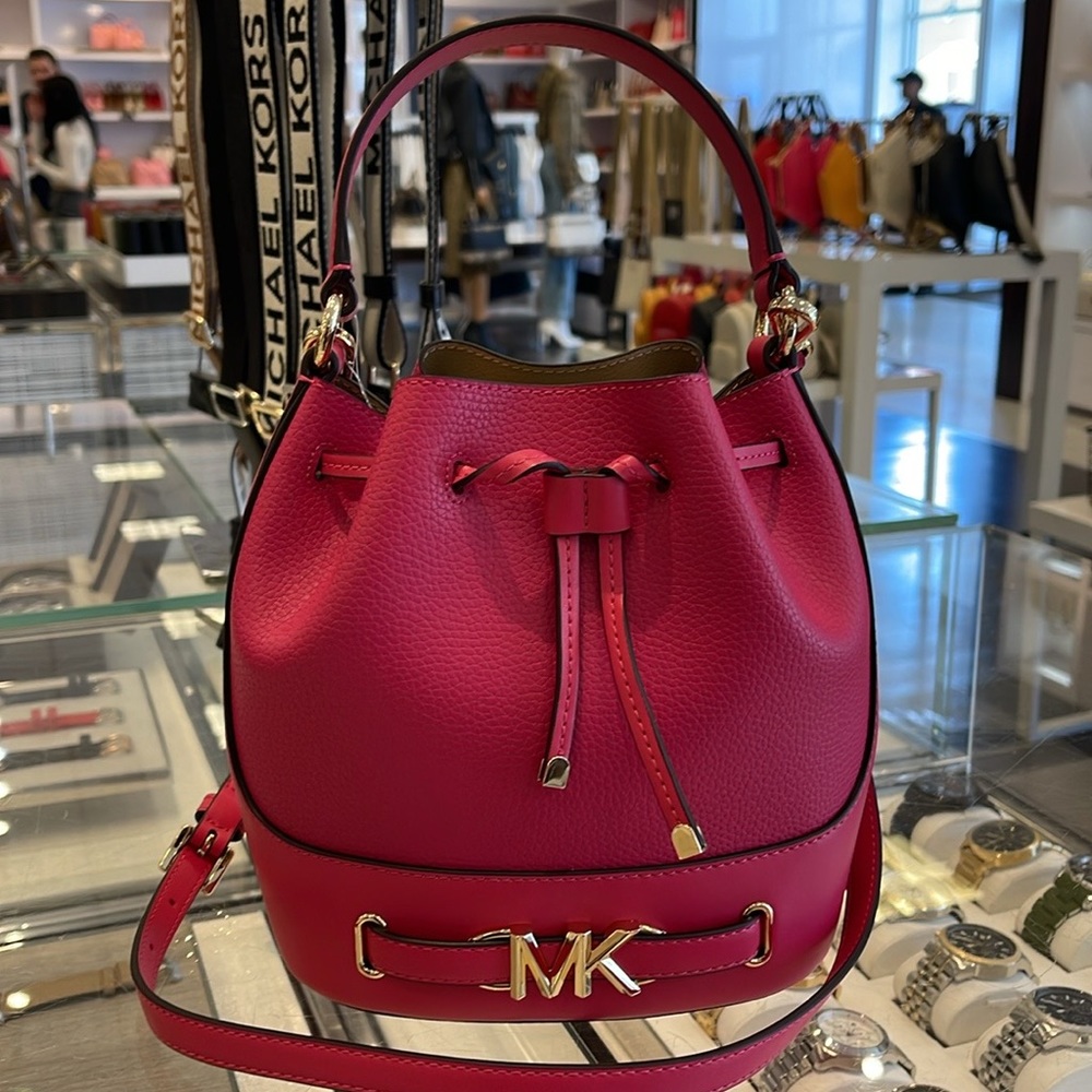 MICHAEL KORS
Reed Medium Pebbled Leather Bucket Bag Satchel
Electric Pink
NWT - Picture 12 of 16